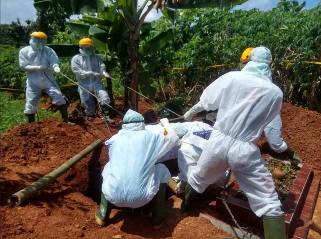 Relawan Covid-19 di Surakarta, Rela Tidur di Teras Rumah