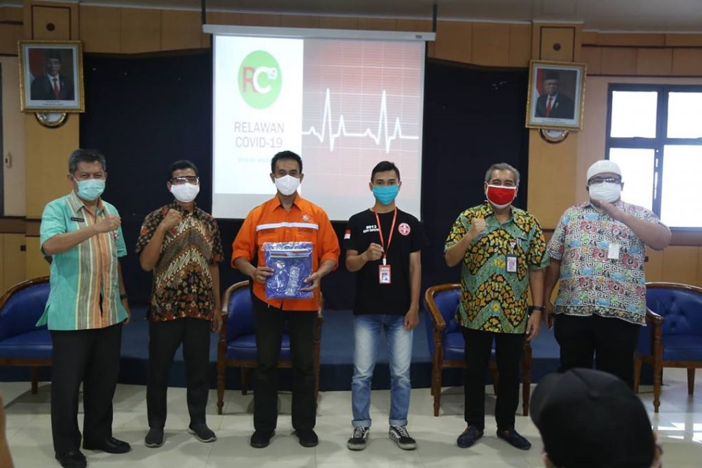 Pemyematan ID Card serta Serah Terima APD Secara Simbolis oleh Direksi kepada Tim Relawan Covid-19