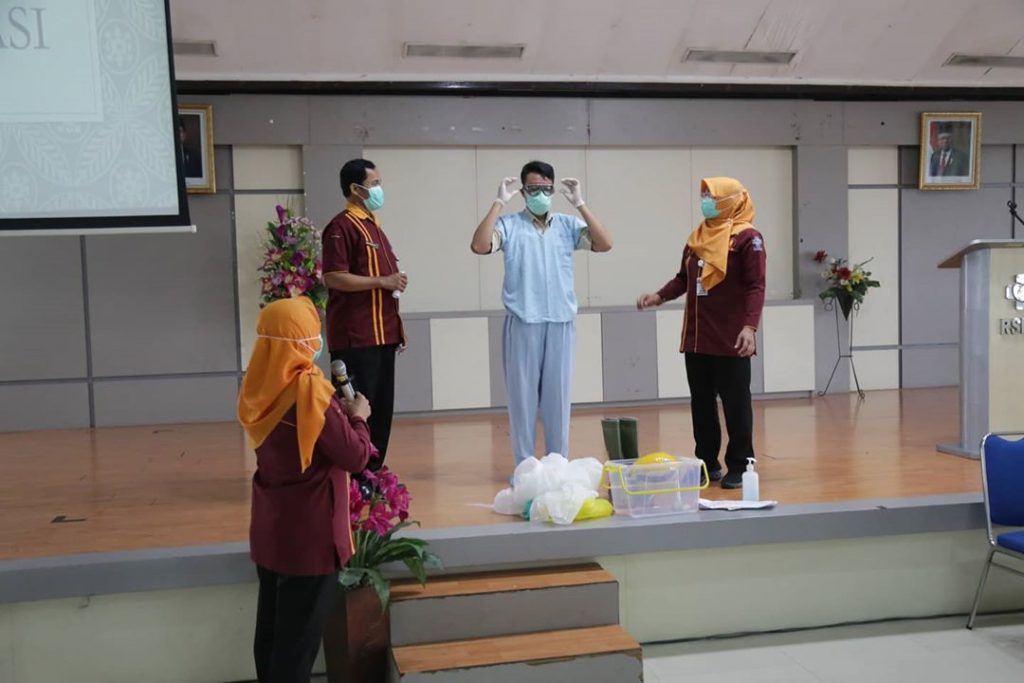 Pelatihan Petugas Medis Tentang Pemakaian APD