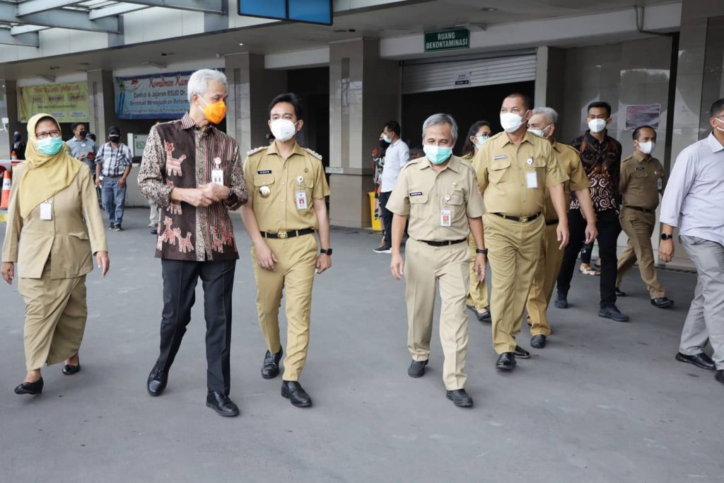 Pengecekan Vaksin COVID-19 Terhadap Lansia di RSUD Dr. Moewardi Oleh Gubernur Jawa Tengah
