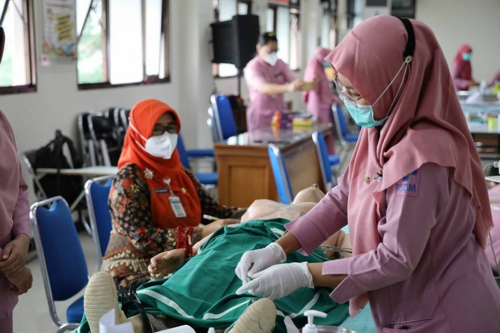 Asesmen Kompetensi Bagi Perawat dan Bidan di RSUD Dr. Moewardi Tahun 2021
