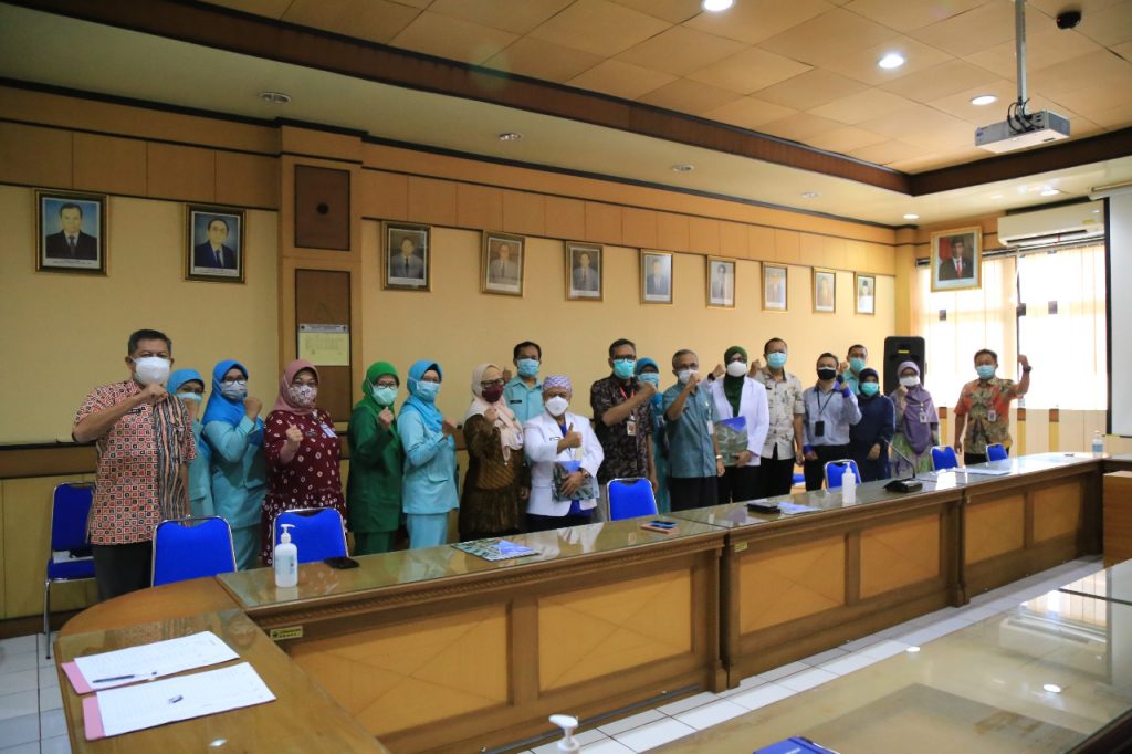 Penyerahan SK Penunjukan Kepala Instalasi dan Ketua KSM Serta SK Penunjukan Ketua, Sekretaris, dan Anggota Komite PPI di RSUD Dr. Moewardi