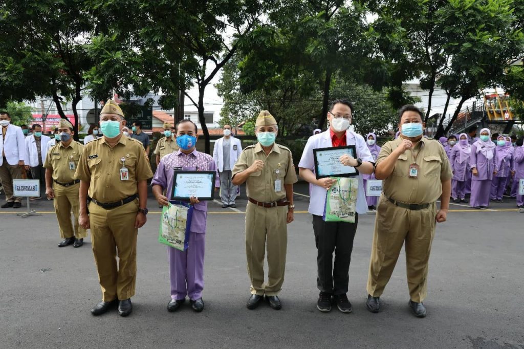 Penyerahan Penghargaan Bagi Civitas Hospitalia yang Rutin Melakukan Donor Plasma Konvalesen