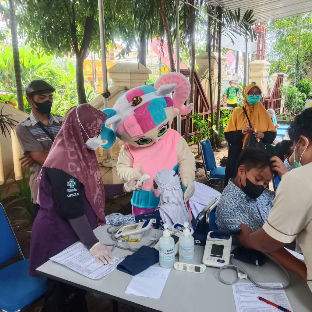 RSUD Dr. Moewardi Hadirkan Badut untuk Hibur Peserta Vaksinasi Usia 6-11 Tahun