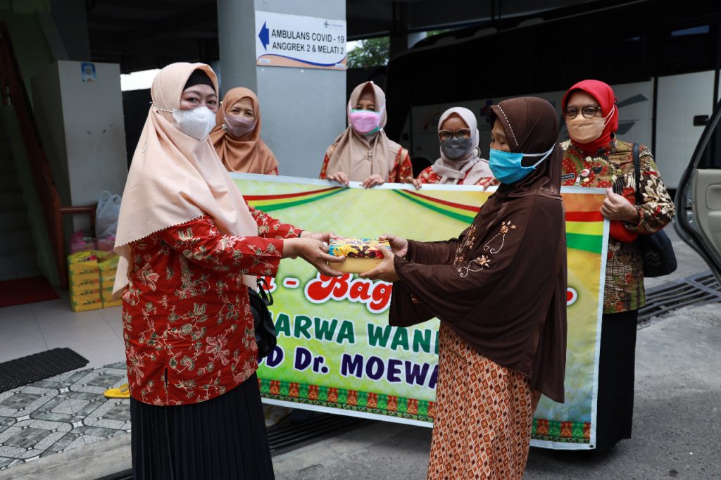 Dharma Wanita RSUD Dr. Moewardi Berbagi Takjil