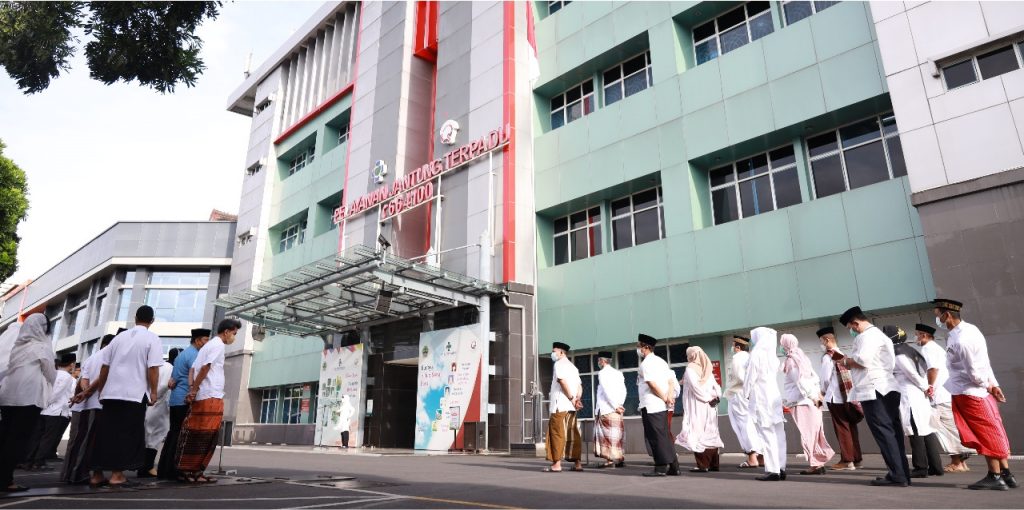 Peringati Hari Santri Nasional, Civitas Hospitalia RSUD Dr. Moewardi Kenakan Pakaian Adat Santri Bernuansa Putih