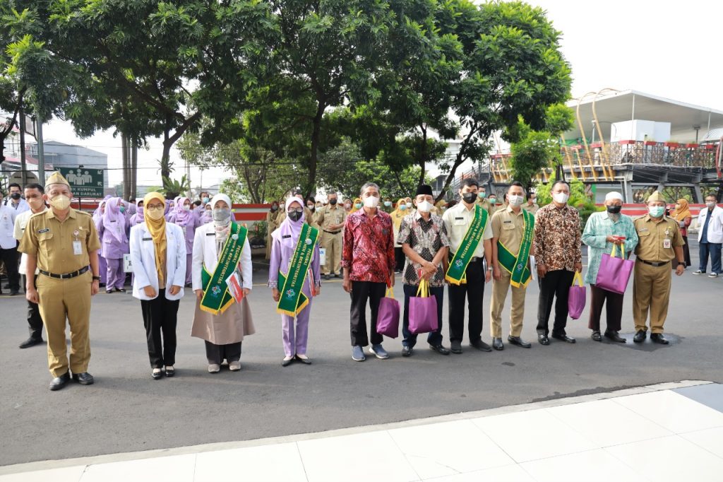Penyerahan Penghargaan Berintegritas dan Berkomitmen serta Pelepasan Pegawai Purna Tugas di RSUD Dr. Moewardi
