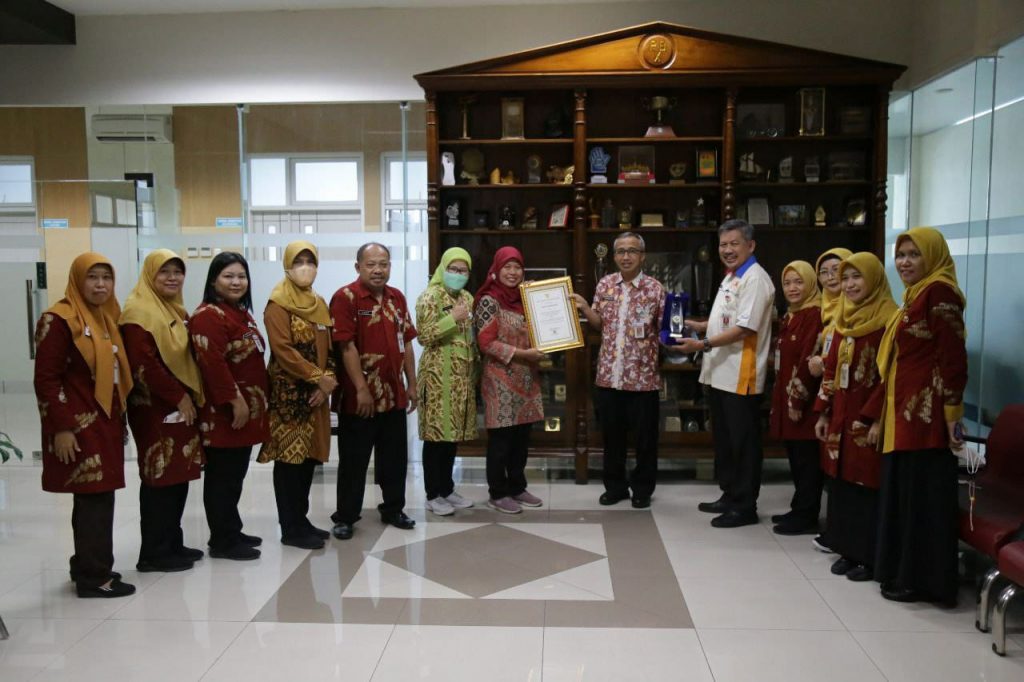 RSUD Dr. Moewardi Raih Penghargaan sebagai “Rumah Sakit yang Telah Memenuhi Persyaratan Kesehatan Lingkungan dengan Predikat Baik”