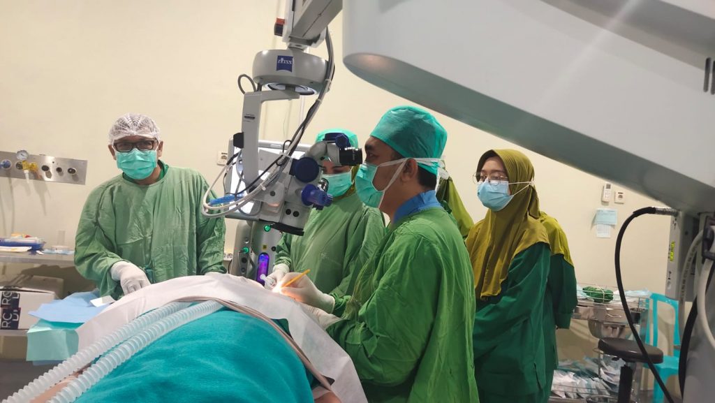 RSUD Dr. Moewardi Bersama PERDAMI dan Sentra Terpadu Prof. Dr. Soeharso Kemensos Gelar Bakti Sosial Operasi Katarak Gratis