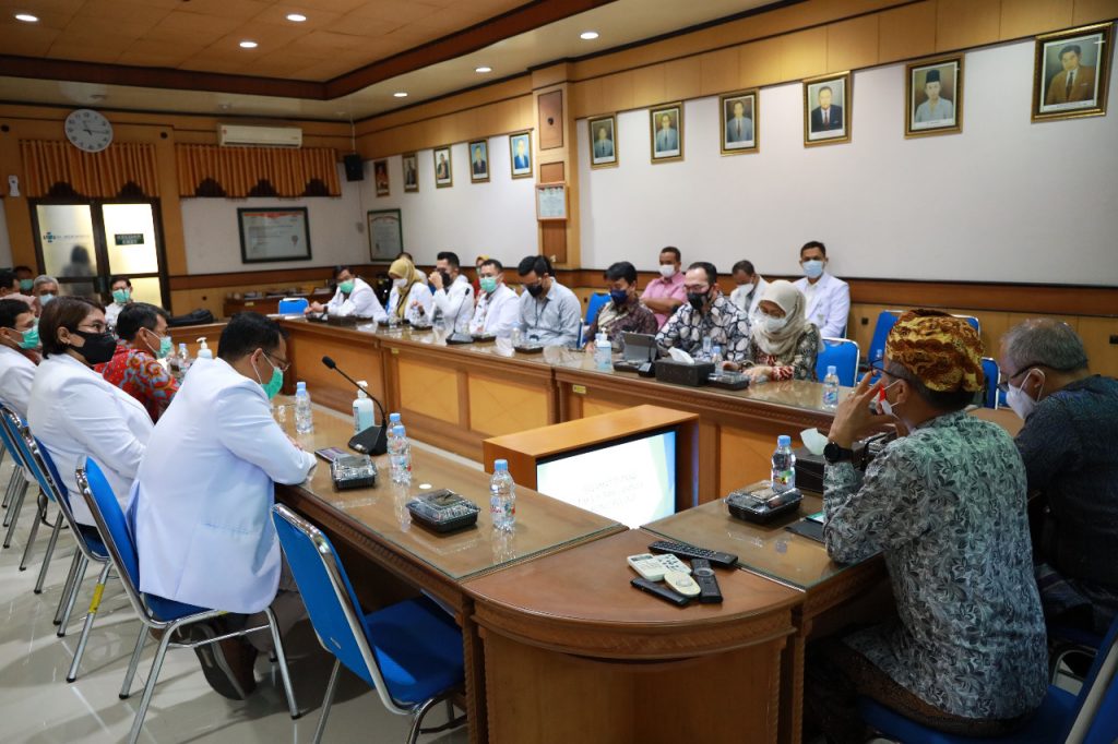 Tim Kementrian Kesehatan dan Tim Pengampuan Rumah Sakit Rujukan Pelayanan Uronefrologi Visitasi ke RSUD Dr. Moewardi