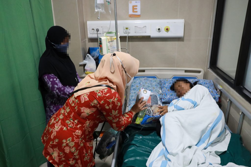 DWP RSUD Dr. Moewardi Beri Bingkisan untuk Anak dengan Diagnosa Kanker