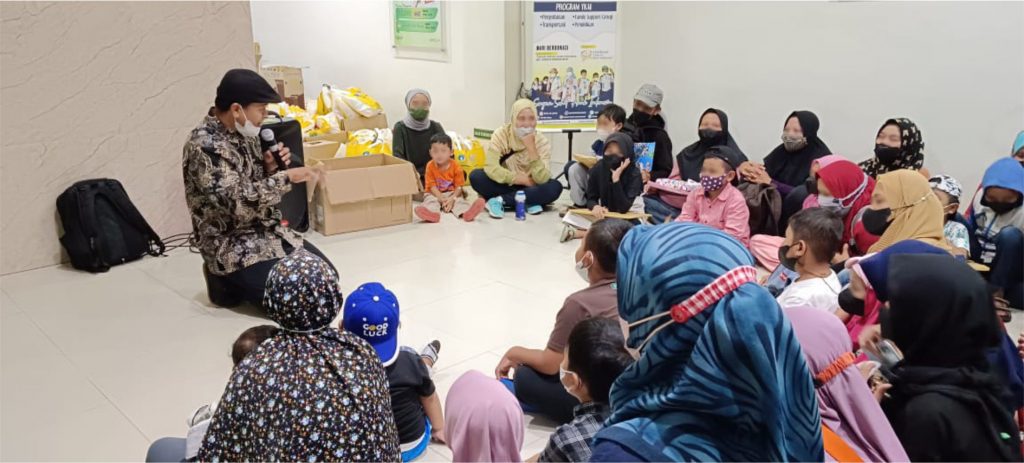 Peringatan Hari Kanker Anak Sedunia, RSUD Dr. Moewardi & YKAI Mendongeng untuk Hibur Pasien di Poli Anak