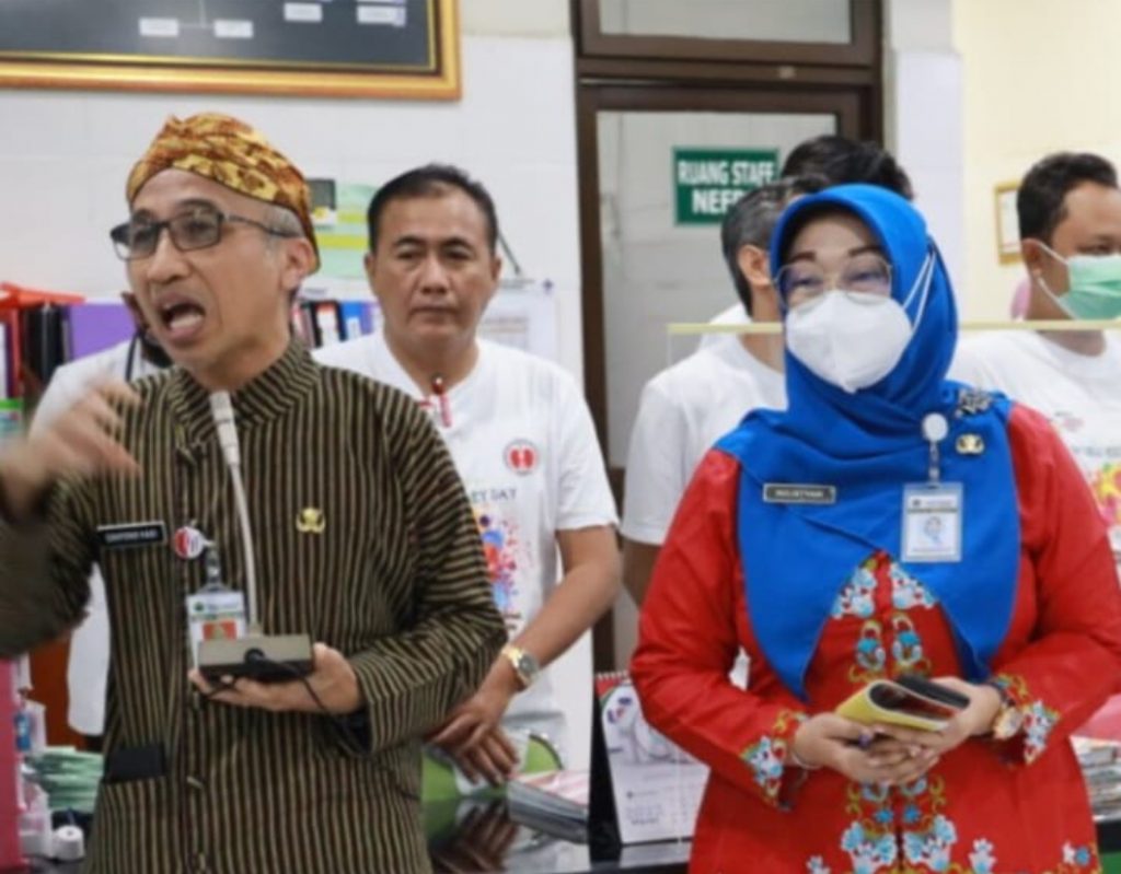 Hari Ginjal Sedunia, RSUD Dr. Moewardi Bagikan Souvenir untuk Pasien Hemodialisa