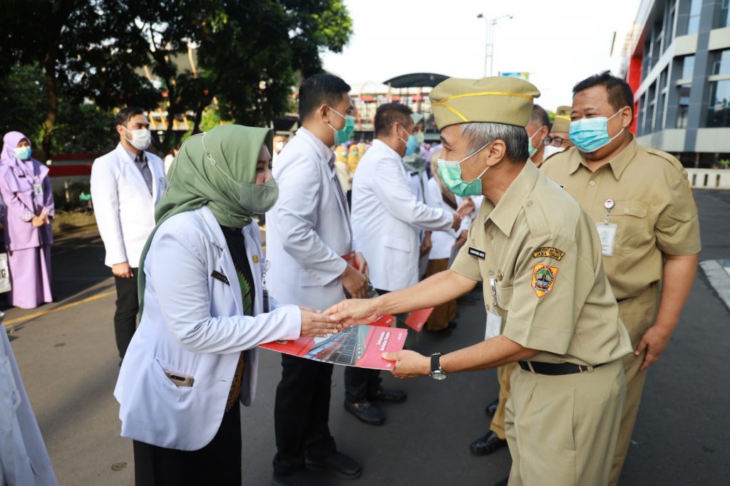 Penyerahan SK Pengangkatan Ketua KSM dan Kepala Instalasi RSUD Dr. Moewardi