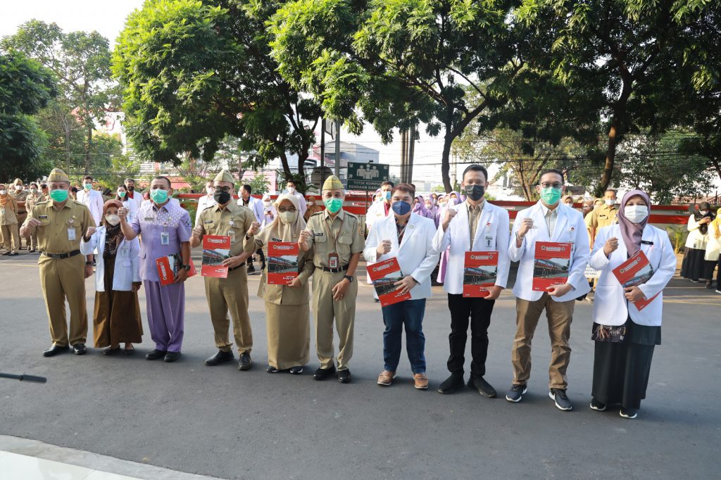 Direktur RSUD Dr. Moewardi Menyerahkan SK Pengangkatan Kepala Instalasi, Ketua KSM, serta Ketua, Sekretaris dan Anggota SPI