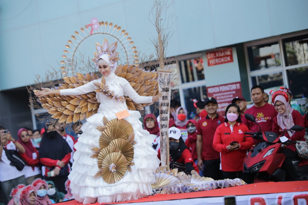 Lomba Fashion Show Bahan Daur Ulang HUT ke-78 Republik Indonesia di RSUD Dr. Moewardi