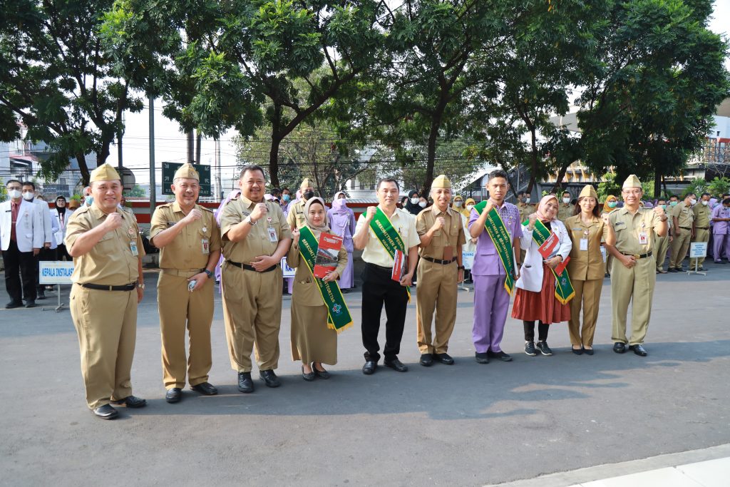 Penyerahan Penghargaan Pegawai Berkomitmen & Beintegritas Periode Oktober-Desember 2023