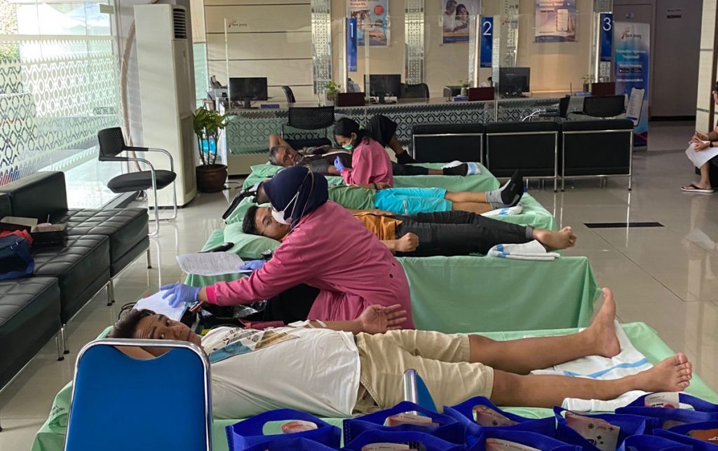 Kegiatan Donor Darah RSUD Dr. Moewardi di Acara Car Free Day Solo