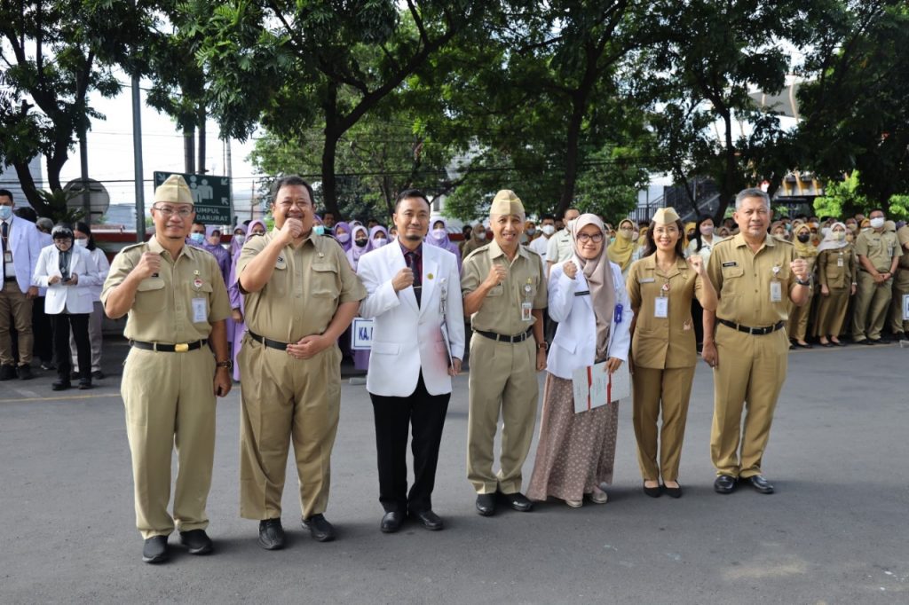 Direktur RSUD Dr. Moewardi Menyerahkan SK Pengangkatan Kepala Instalasi Rawat Jalan & Kepala Instalasi Rawat Inap Anggrek