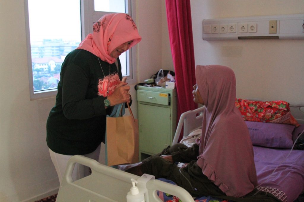 Beri Dukungan untuk Pasien Kanker RSUD Dr. Moewardi Bersama IDI Surakarta & Komunitas Lovely Pink Solo Bagikan Goodie Bag
