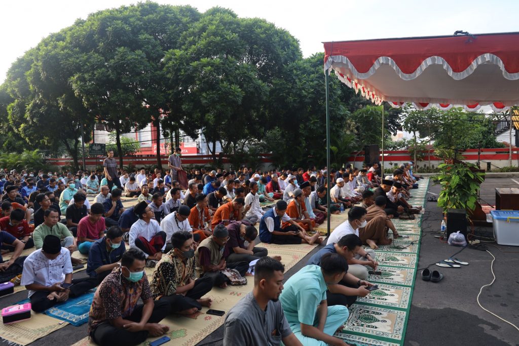 Sholat Idul Fitri 1445 H Bersama Civitas Hospitalia dan Keluarga Pasien di RSUD Dr. Moewardi