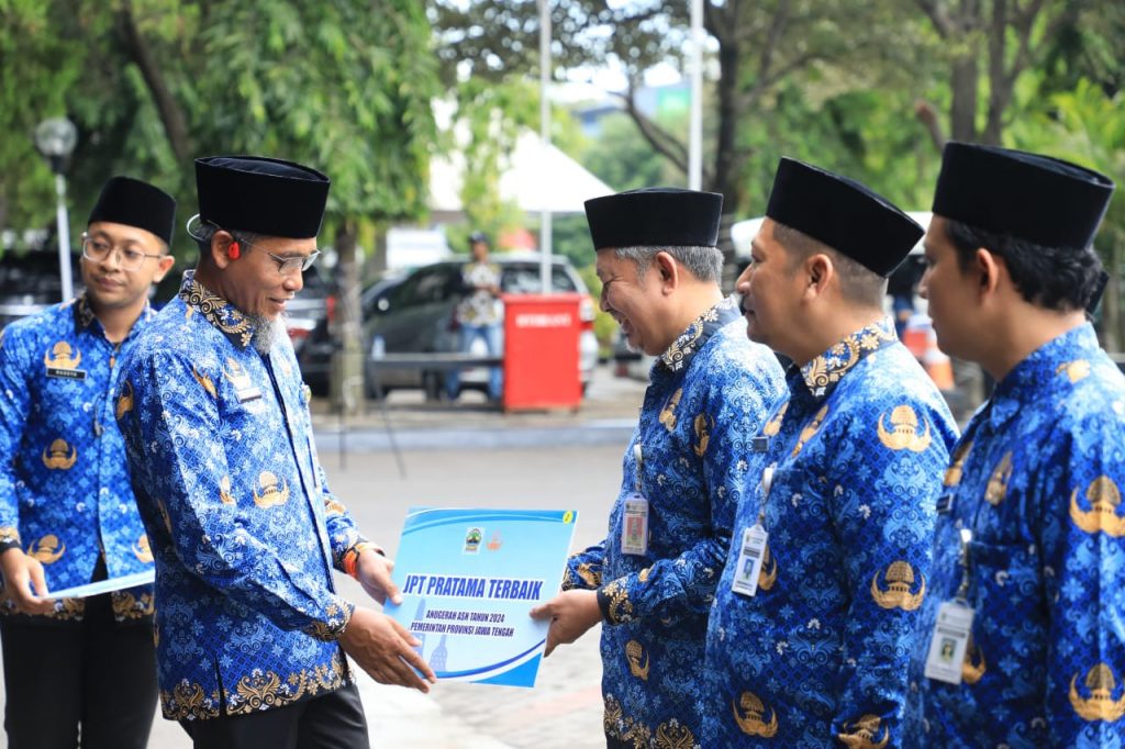 Plt. Direktur RSUD Dr. Moewardi Mendapat Predikat JPT Pratama Terbaik di Anugerah ASN Tahun 2024 Pemerintah Provinsi Jawa Tengah